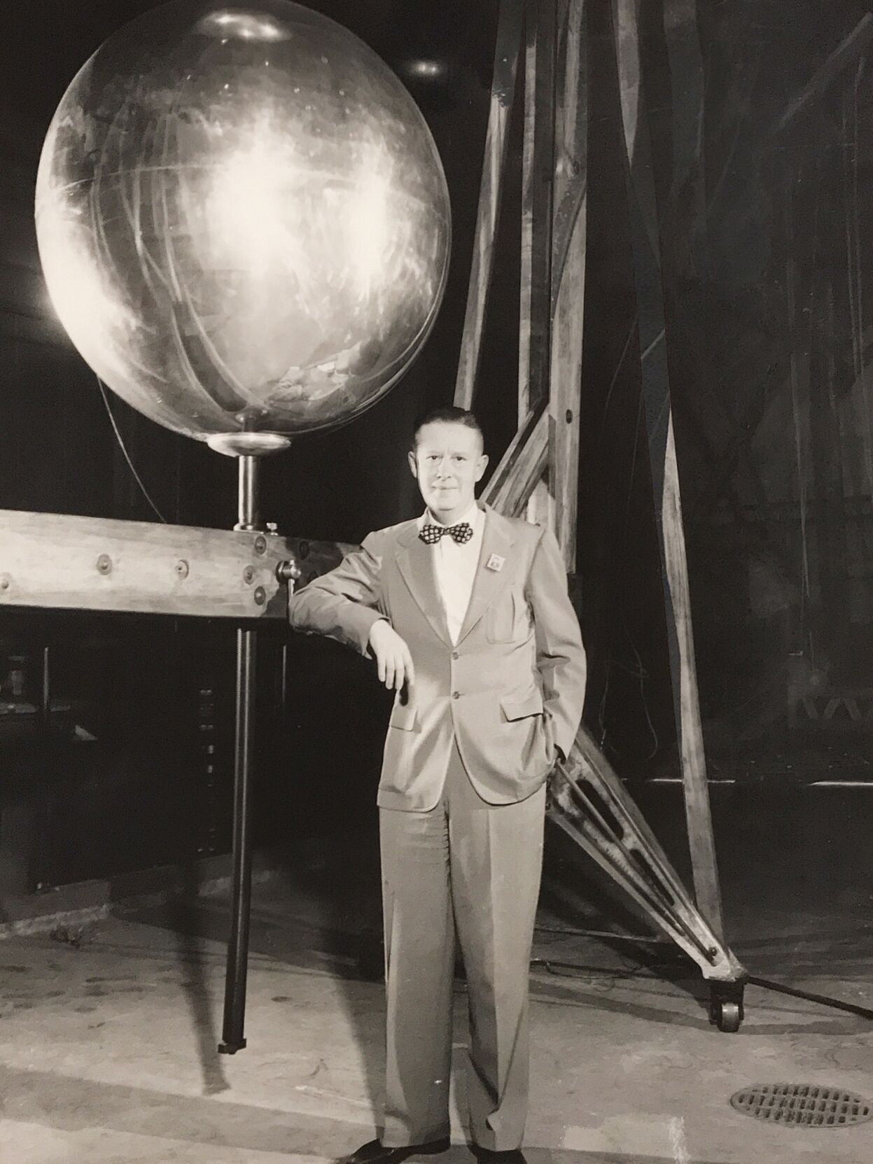 The 'sphere-gap' measuring device